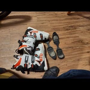 Atomic Skiing Boots
